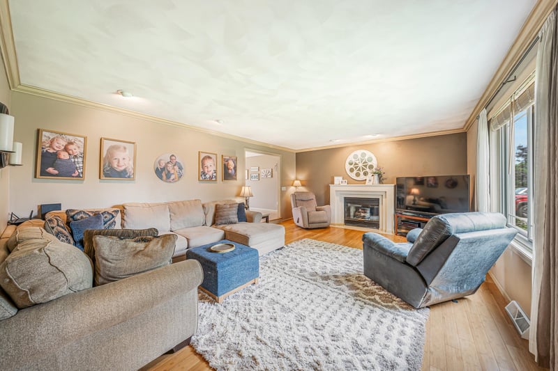 2767 Oakwood Cir, Oshkosh, WI 54904