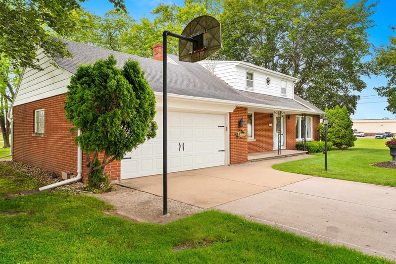 3024 Finger Rd, Green Bay, WI 54311