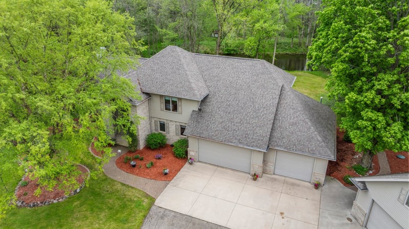 W8678 Hillview Rd, Hortonville, WI 54944