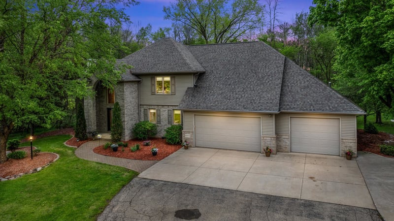 W8678 Hillview Rd, Hortonville, WI 54944
