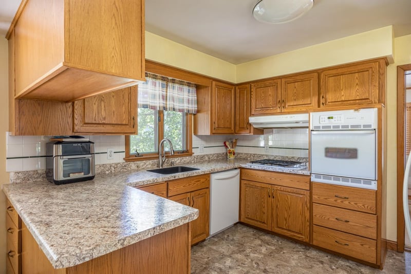 6021 Rosewood Dr, Appleton, WI 54913