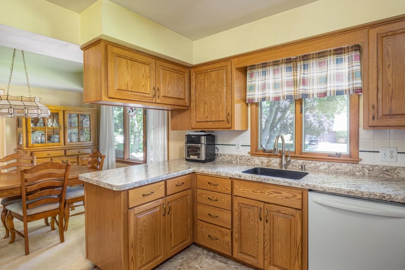 6021 Rosewood Dr, Appleton, WI 54913