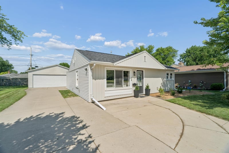 857 Hunt Ave, Neenah, WI 54956