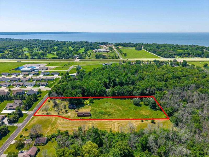 N8801 Coop Rd, Menasha, WI 54952