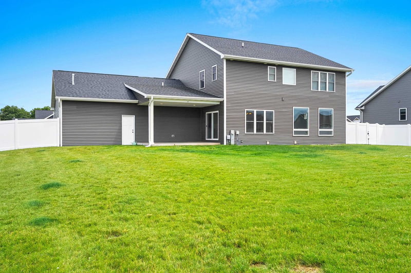 N9239 Laura St, Appleton, WI 54915-8120