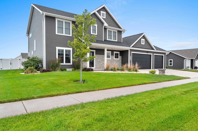 N9239 Laura St, Appleton, WI 54915-8120