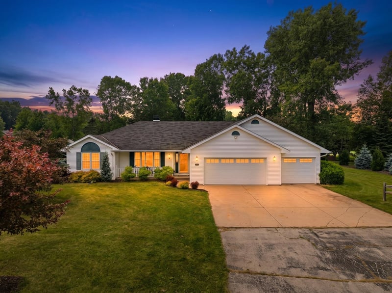 3137 Hartford Ct, Suamico, WI 54313-4035