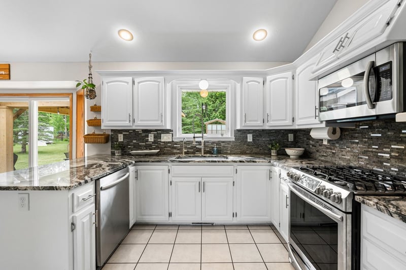 3137 Hartford Ct, Suamico, WI 54313-4035