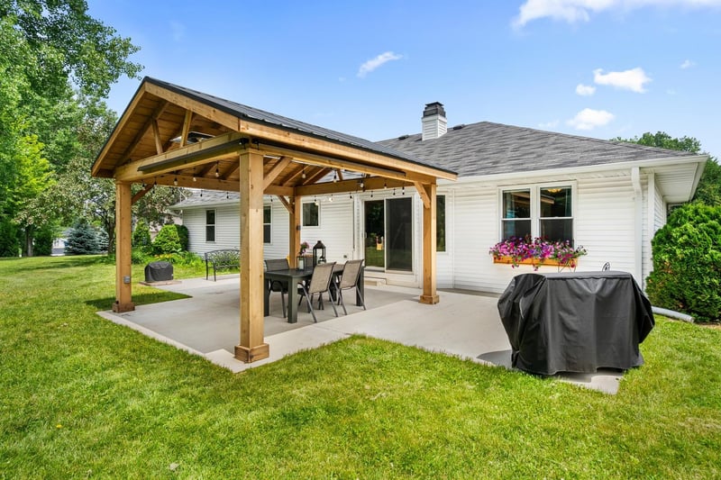 3137 Hartford Ct, Suamico, WI 54313-4035