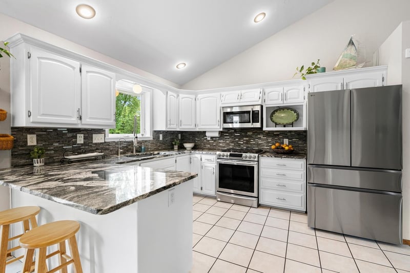 3137 Hartford Ct, Suamico, WI 54313-4035