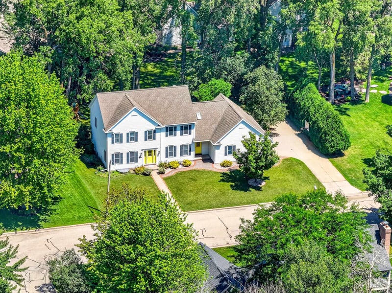 2415 Maple Grove Dr, Neenah, WI 54956