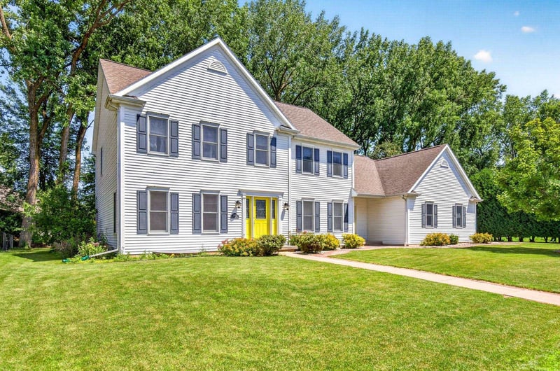 2415 Maple Grove Dr, Neenah, WI 54956