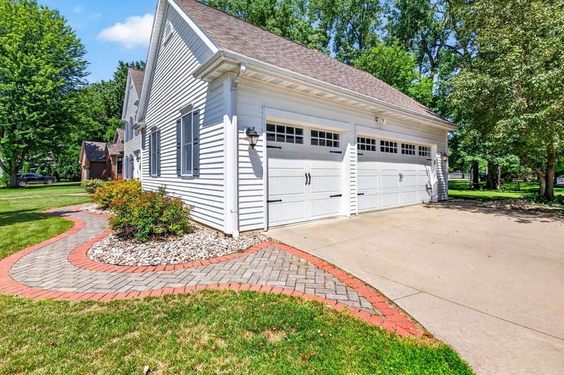 2415 Maple Grove Dr, Neenah, WI 54956