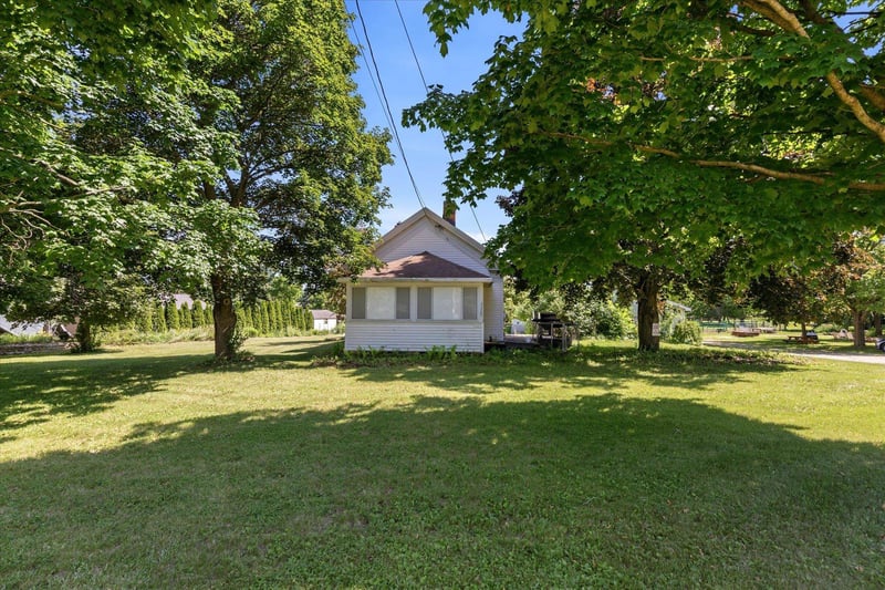 1866 Oakridge Rd, Neenah, WI 54956