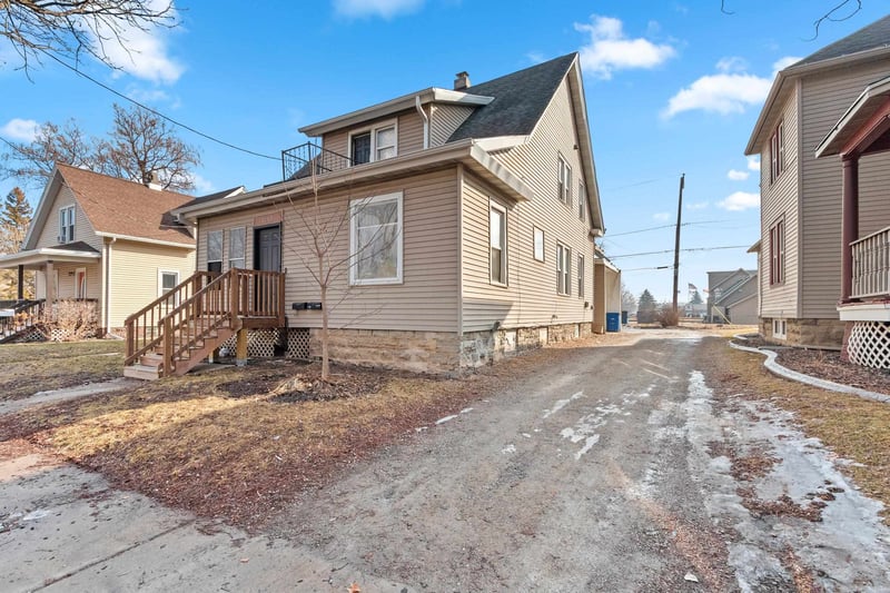 1207 Broadway St, Green Bay, WI 54304-2742