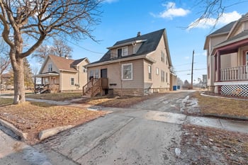 1207 Broadway St, Green Bay, WI 54304-2742
