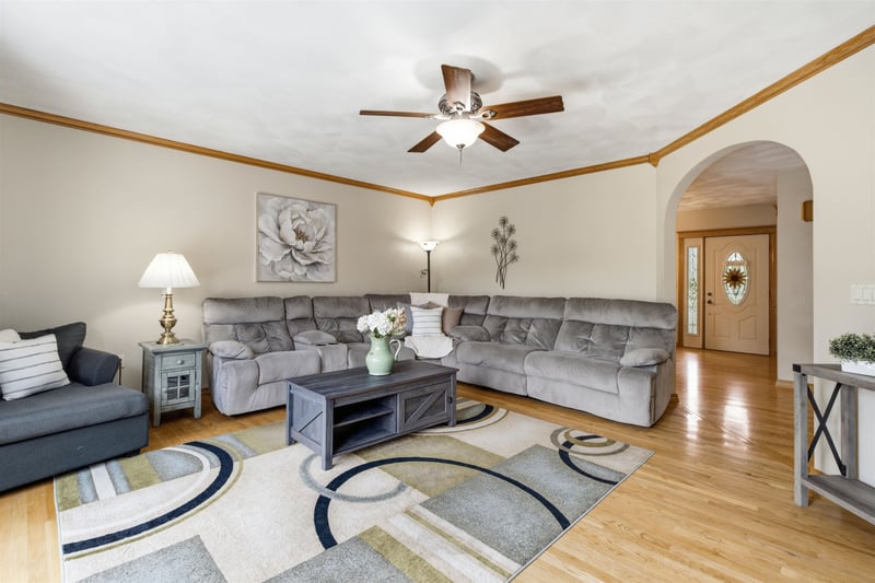 1 Cedar St, Hilbert, WI 54129