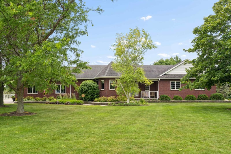 1 Cedar St, Hilbert, WI 54129