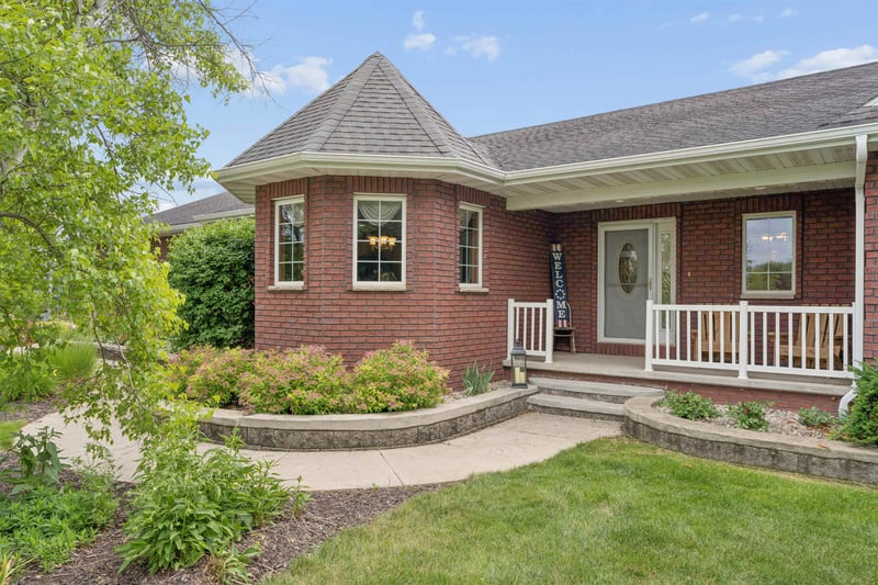 1 Cedar St, Hilbert, WI 54129