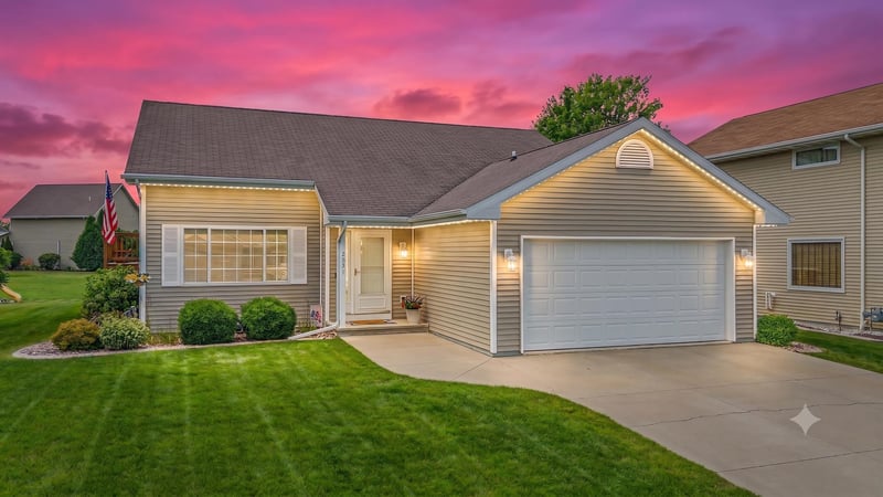 2631 Grassy Ln, Neenah, WI 54956