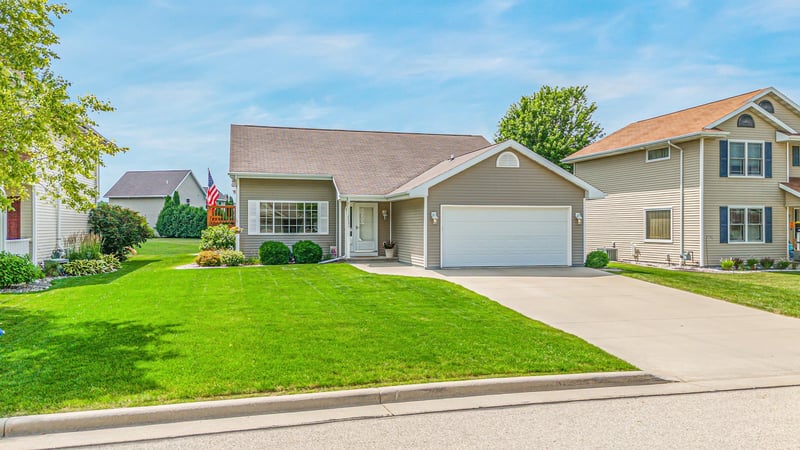 2631 Grassy Ln, Neenah, WI 54956