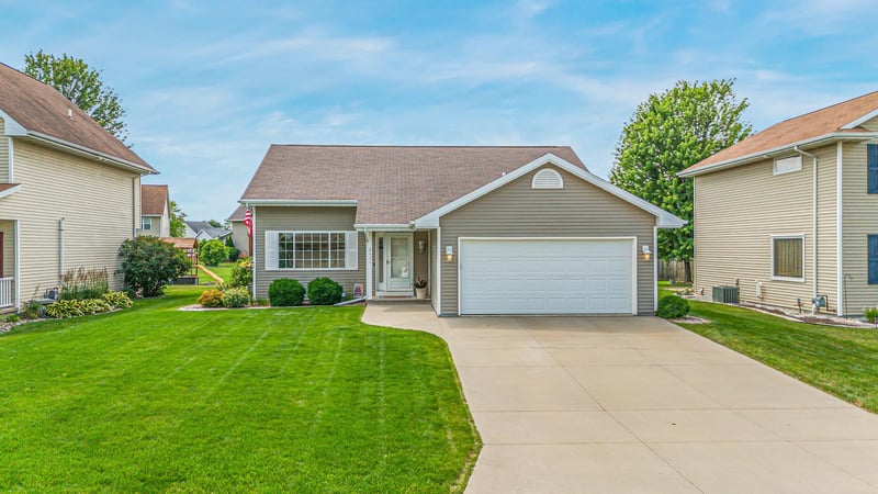 2631 Grassy Ln, Neenah, WI 54956