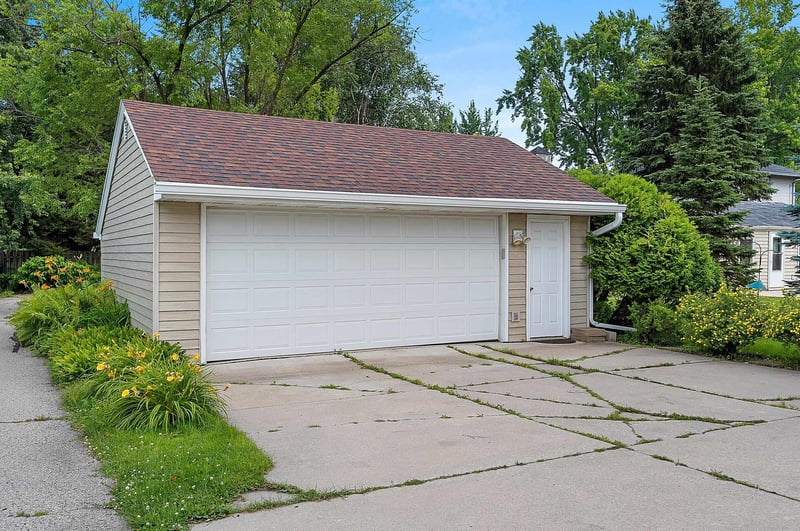 1313 Lost Dauphin Rd, De Pere, WI 54115-1913
