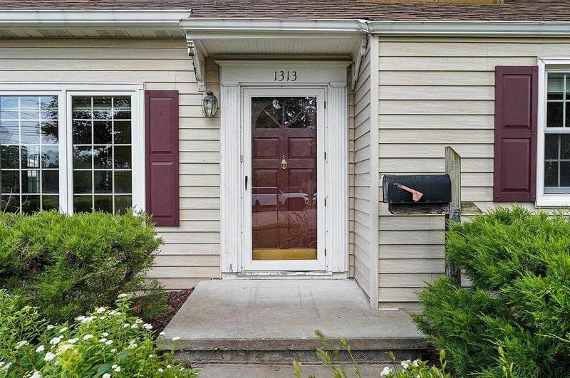 1313 Lost Dauphin Rd, De Pere, WI 54115-1913