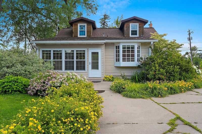 1313 Lost Dauphin Rd, De Pere, WI 54115-1913