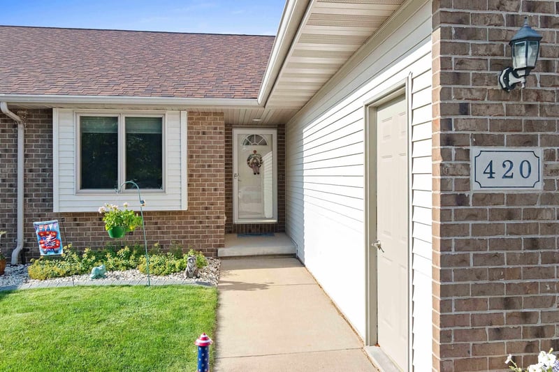 420 Elm Dr, Little Chute, WI 54140
