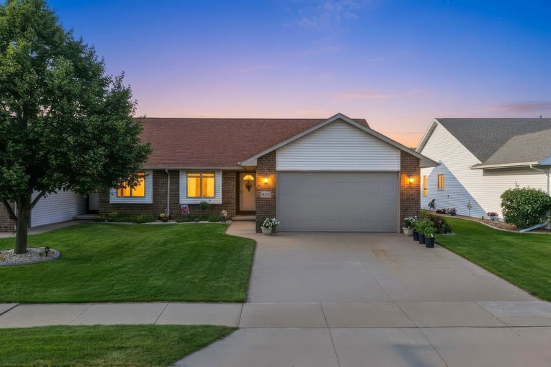 420 Elm Dr, Little Chute, WI 54140