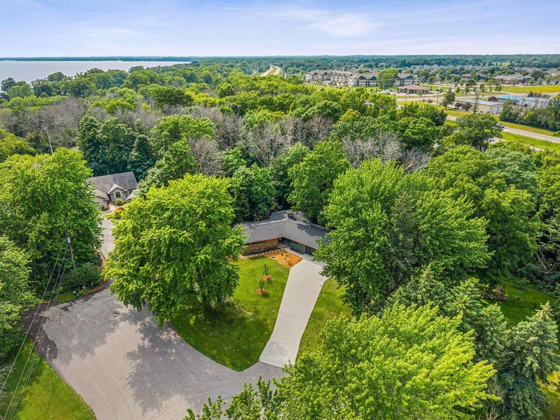 W6439 Lakeview Ct, Menasha, WI 54952