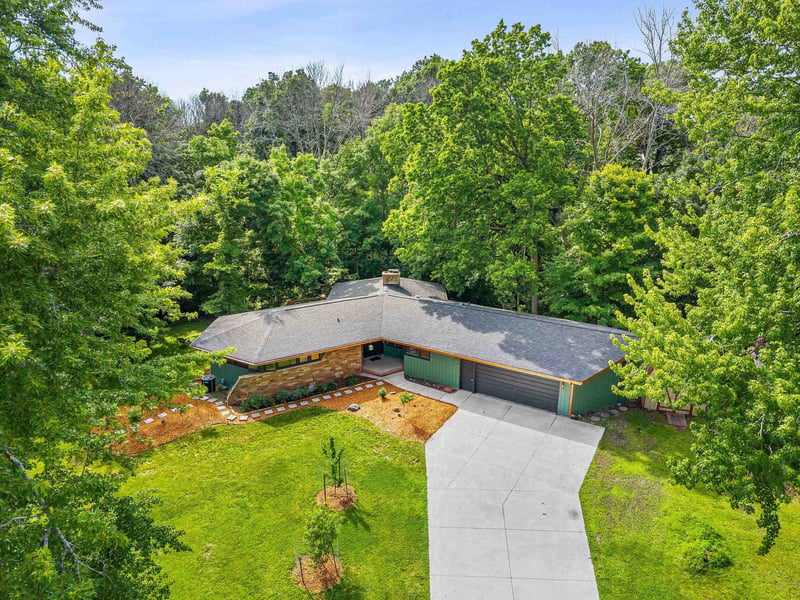 W6439 Lakeview Ct, Menasha, WI 54952
