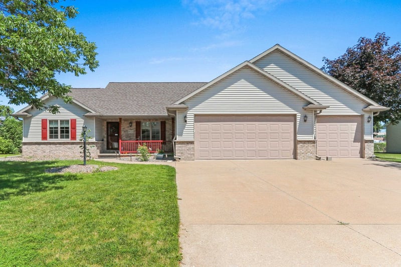 W6164 Shagbark Hickory Ln, Menasha, WI 54952