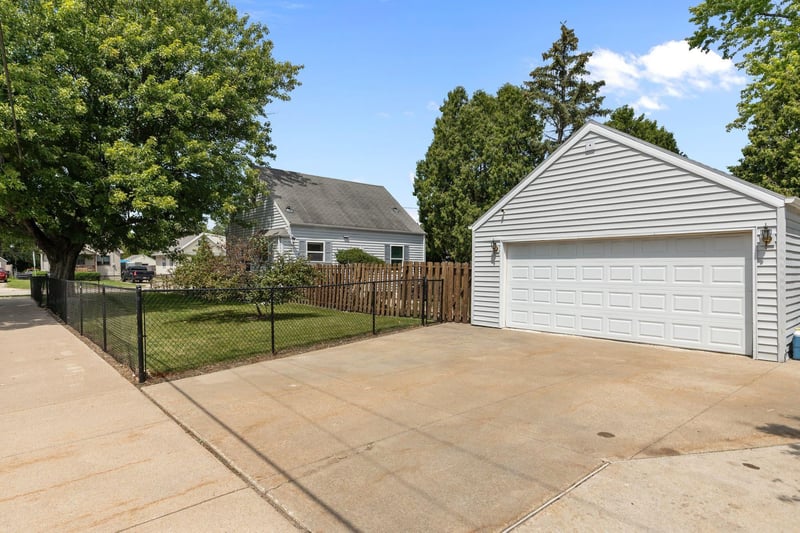 882 Higgins Ave, Neenah, WI 54956