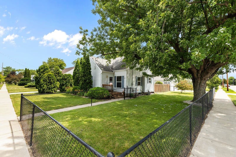 882 Higgins Ave, Neenah, WI 54956