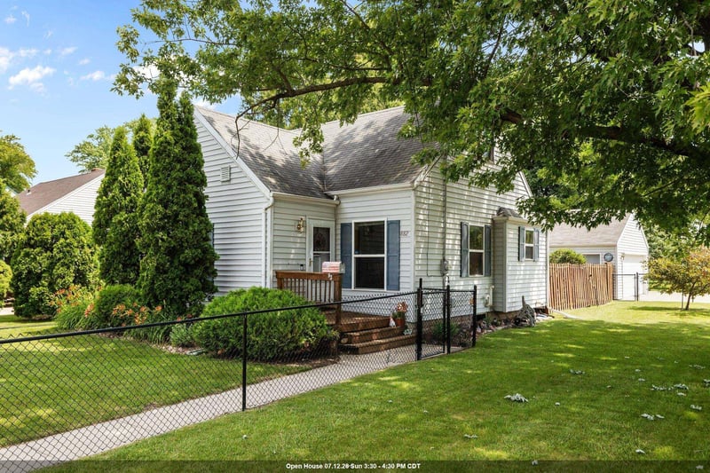 882 Higgins Ave, Neenah, WI 54956