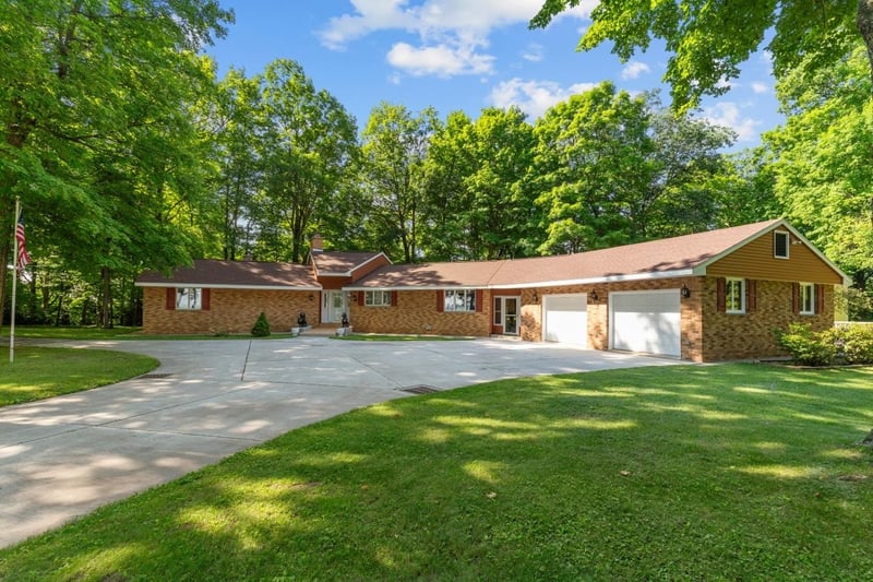 W7829 Oakcrest Dr, Hortonville, WI 54944-9805