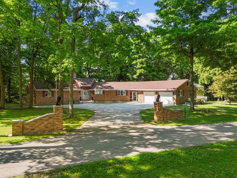 W7829 Oakcrest Dr, Hortonville, WI 54944-9805