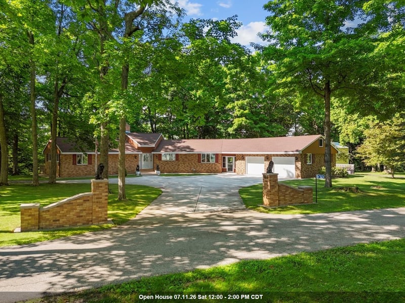 W7829 Oakcrest Dr, Hortonville, WI 54944-9805