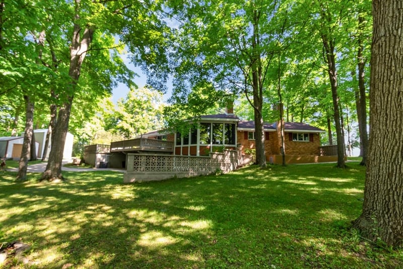 W7829 Oakcrest Dr, Hortonville, WI 54944-9805