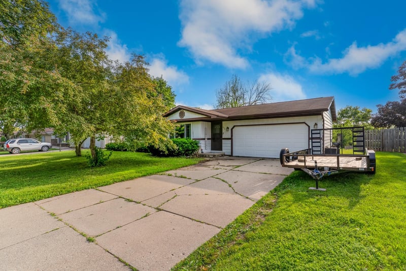 436 Robert Ln, Green Bay, WI 54311