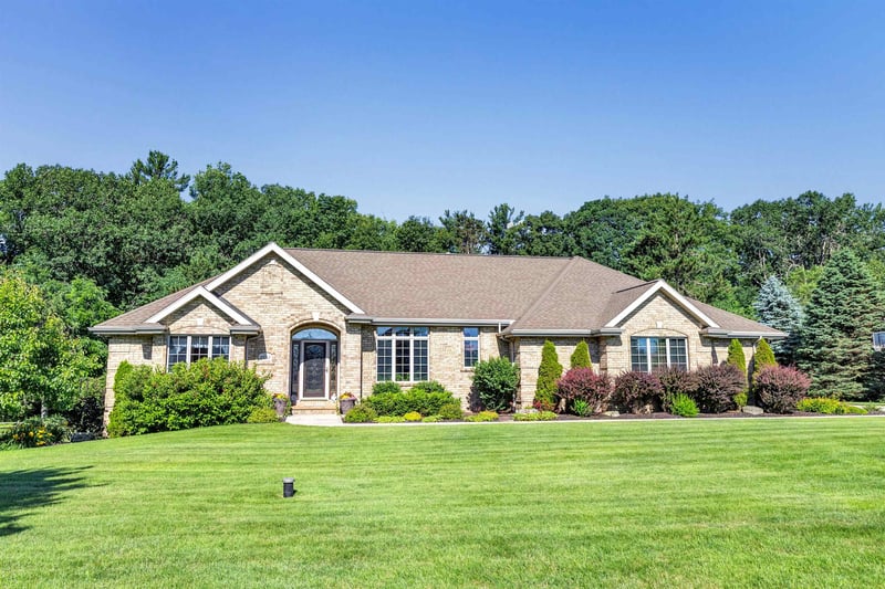 2253 Tumbleweed Trl, Suamico, WI 54313-3600