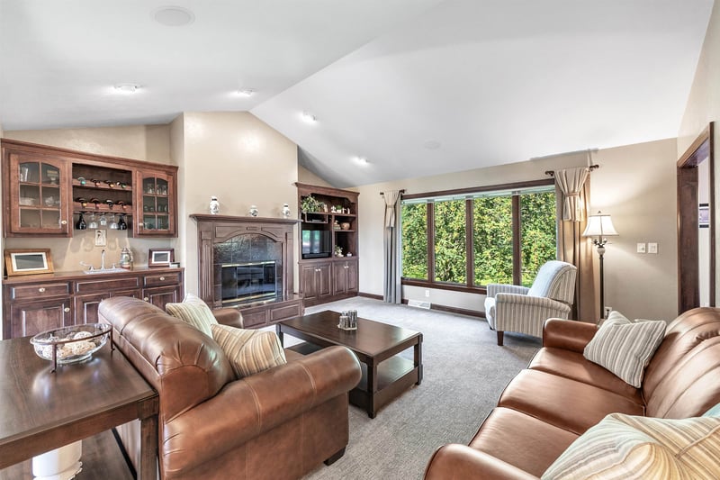 2253 Tumbleweed Trl, Suamico, WI 54313-3600
