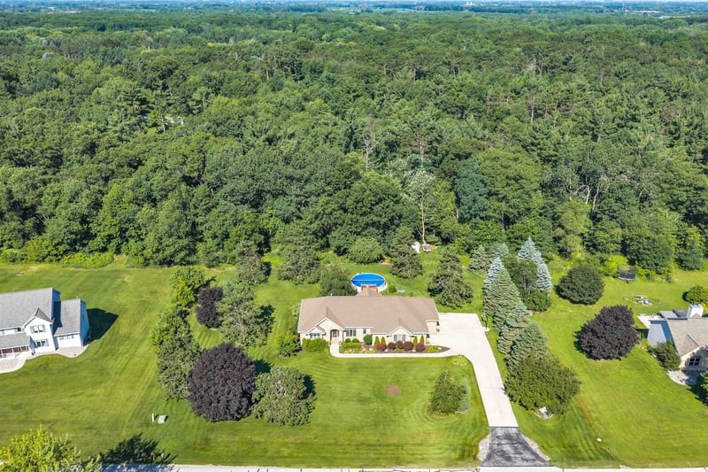 2253 Tumbleweed Trl, Suamico, WI 54313-3600