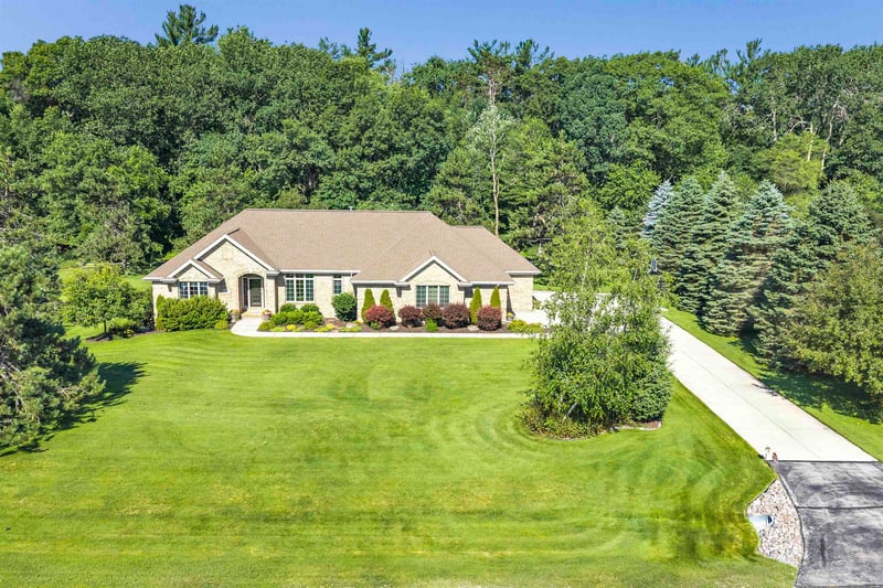 2253 Tumbleweed Trl, Suamico, WI 54313-3600