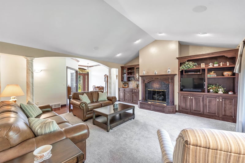 2253 Tumbleweed Trl, Suamico, WI 54313-3600
