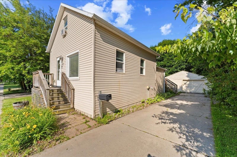 1225 Marshall Ave, Green Bay, WI 54303-4223