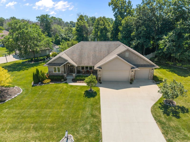 1983 Creek Side Dr, Neenah, WI 54956