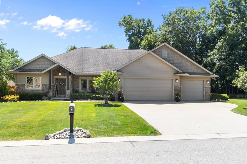 1983 Creek Side Dr, Neenah, WI 54956